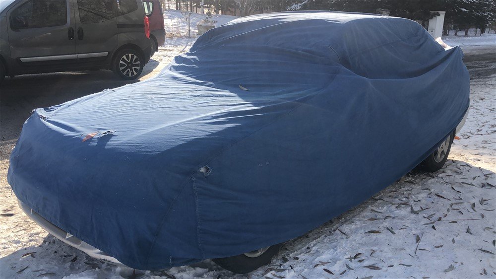 Doğu'da soğuk etkili oluyor; otomobillere battaniyeli önlem
