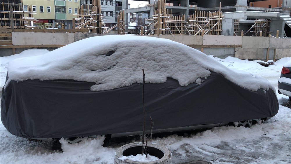 Doğu'da soğuk etkili oluyor; otomobillere battaniyeli önlem