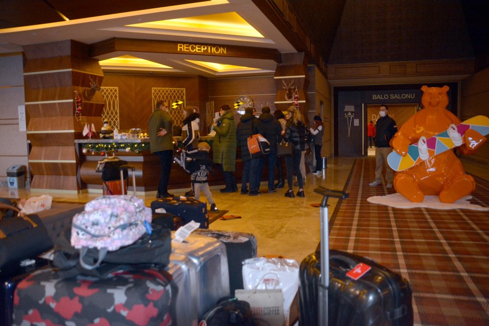 Erciyes'te kısıtlama nedeniyle pistler boş kaldı, turistler şehir merkezinde dolaştı