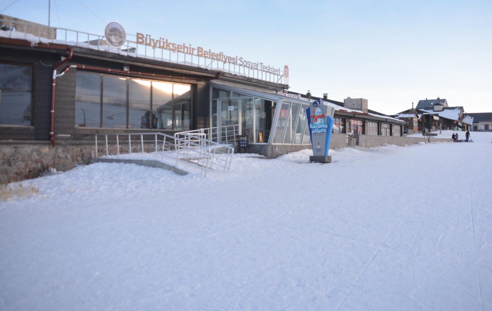 Erciyes'te kısıtlama nedeniyle pistler boş kaldı, turistler şehir merkezinde dolaştı