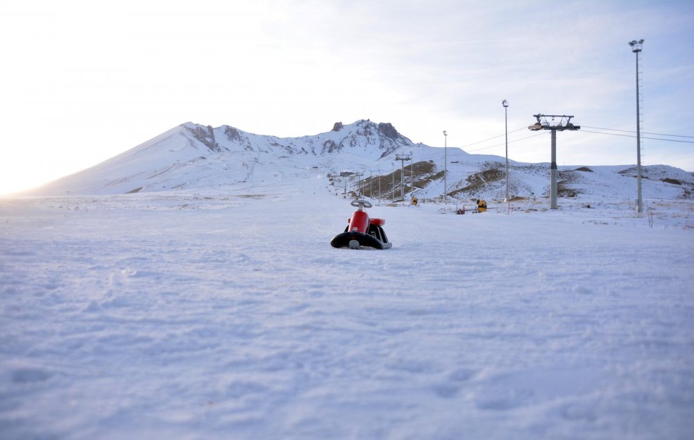 Erciyes'te kısıtlama nedeniyle pistler boş kaldı, turistler şehir merkezinde dolaştı