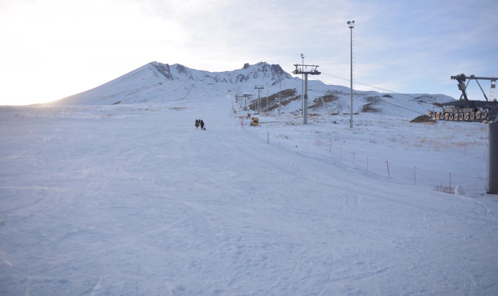 Erciyes'te kısıtlama nedeniyle pistler boş kaldı, turistler şehir merkezinde dolaştı