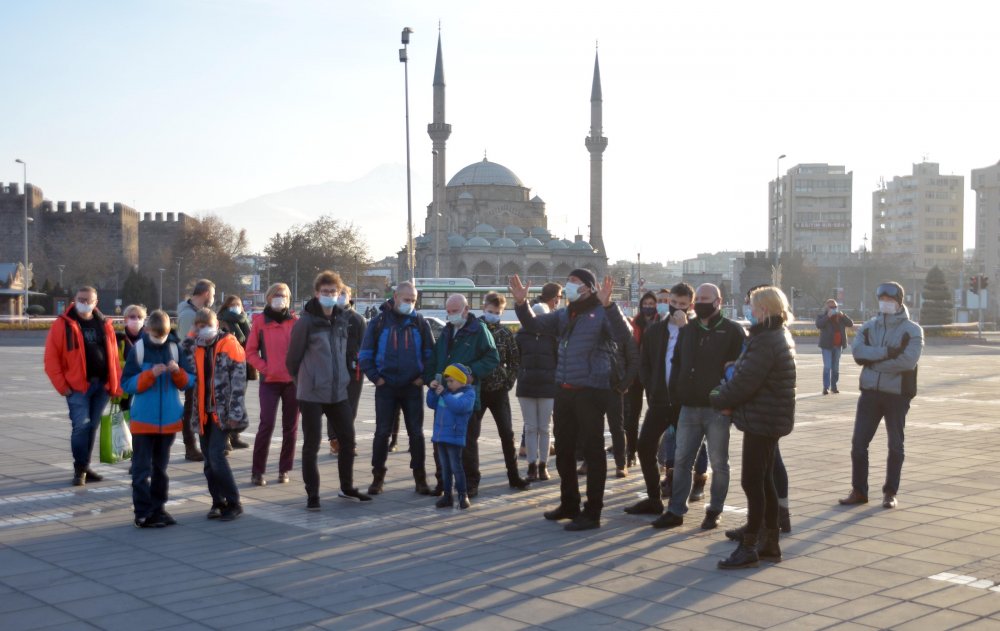 Erciyes'te kısıtlama nedeniyle pistler boş kaldı, turistler şehir merkezinde dolaştı