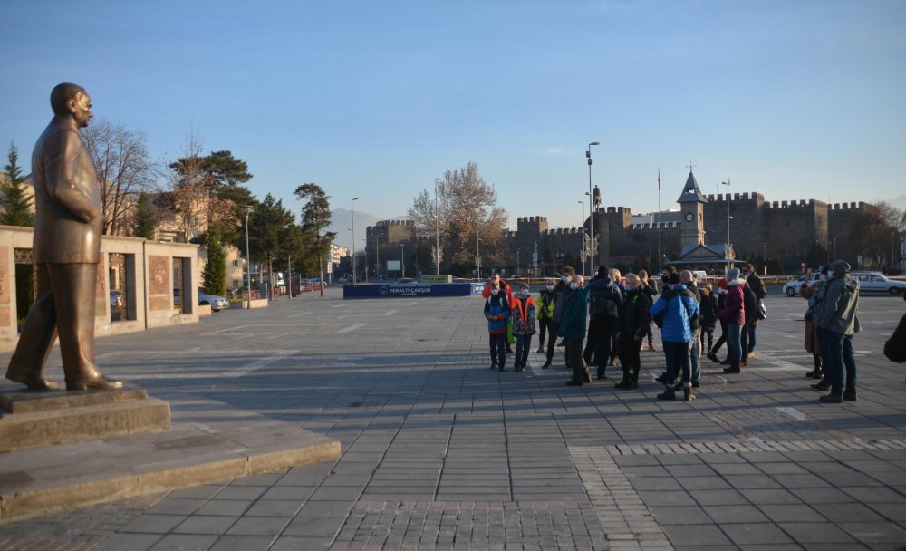 Erciyes'te kısıtlama nedeniyle pistler boş kaldı, turistler şehir merkezinde dolaştı