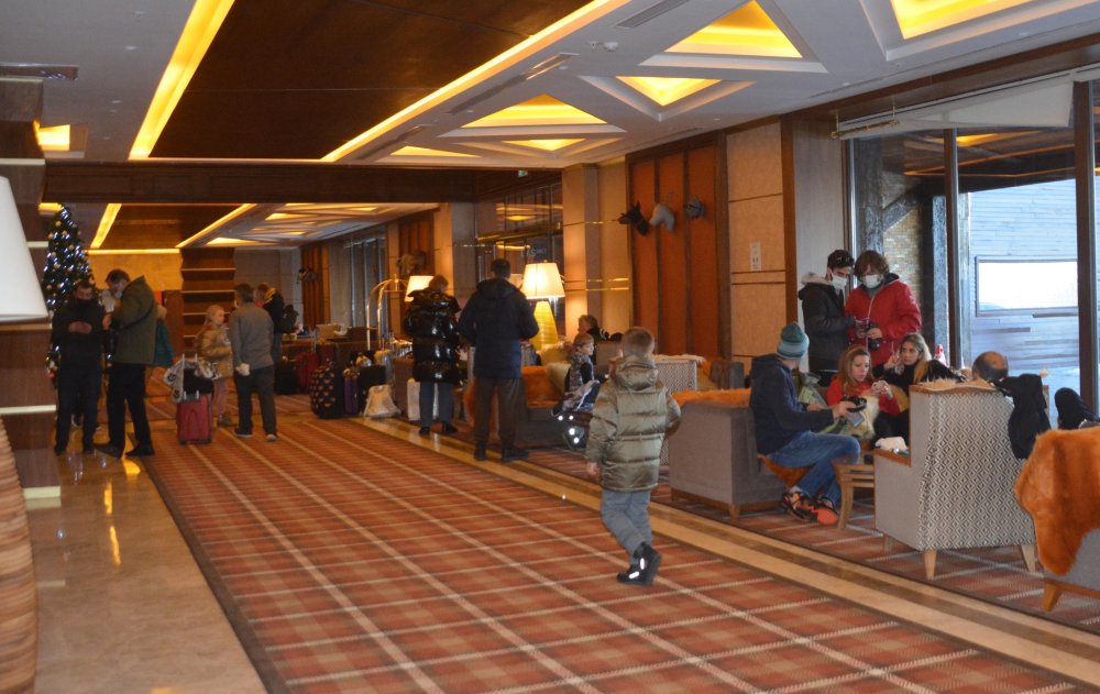 Erciyes'te kısıtlama nedeniyle pistler boş kaldı, turistler şehir merkezinde dolaştı