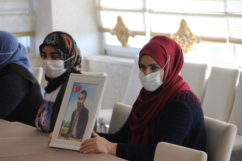 'Evlat nöbeti'ne, kısıtlamanın ikinci gününde kaldıkları otelde devam ettiler