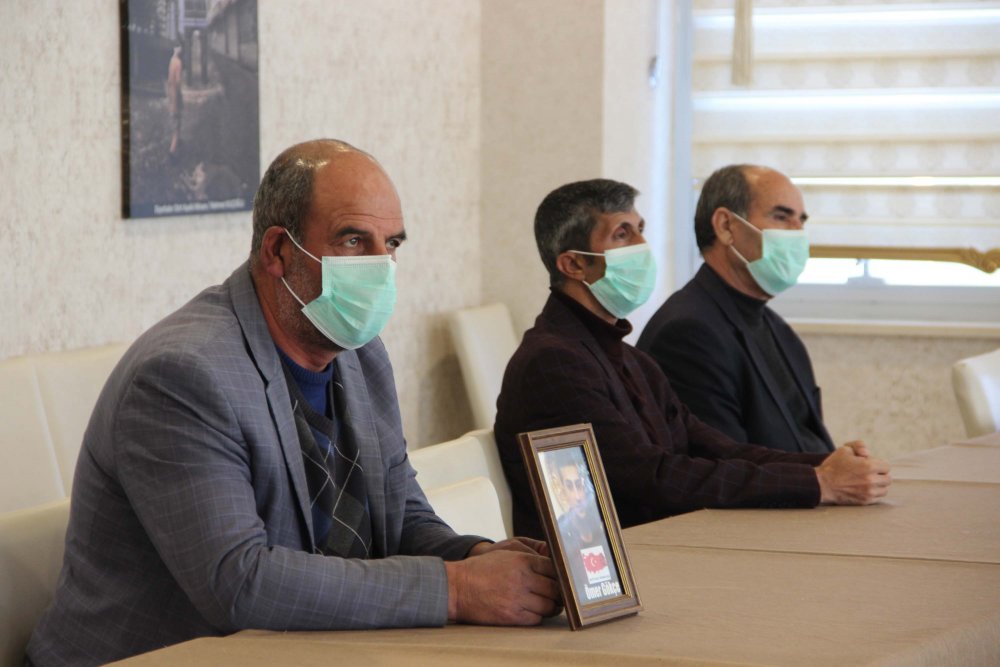 'Evlat nöbeti'ne, kısıtlamanın ikinci gününde kaldıkları otelde devam ettiler