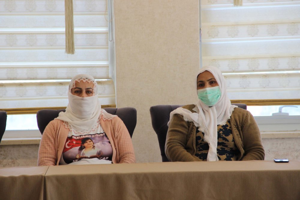 'Evlat nöbeti'ne, kısıtlamanın ikinci gününde kaldıkları otelde devam ettiler