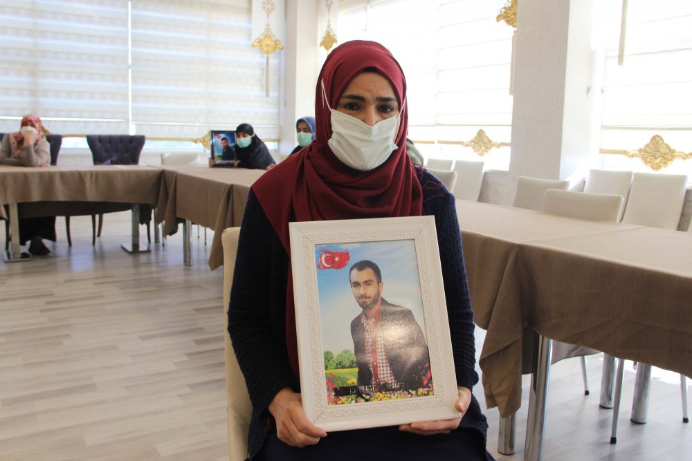 'Evlat nöbeti'ne, kısıtlamanın ikinci gününde kaldıkları otelde devam ettiler
