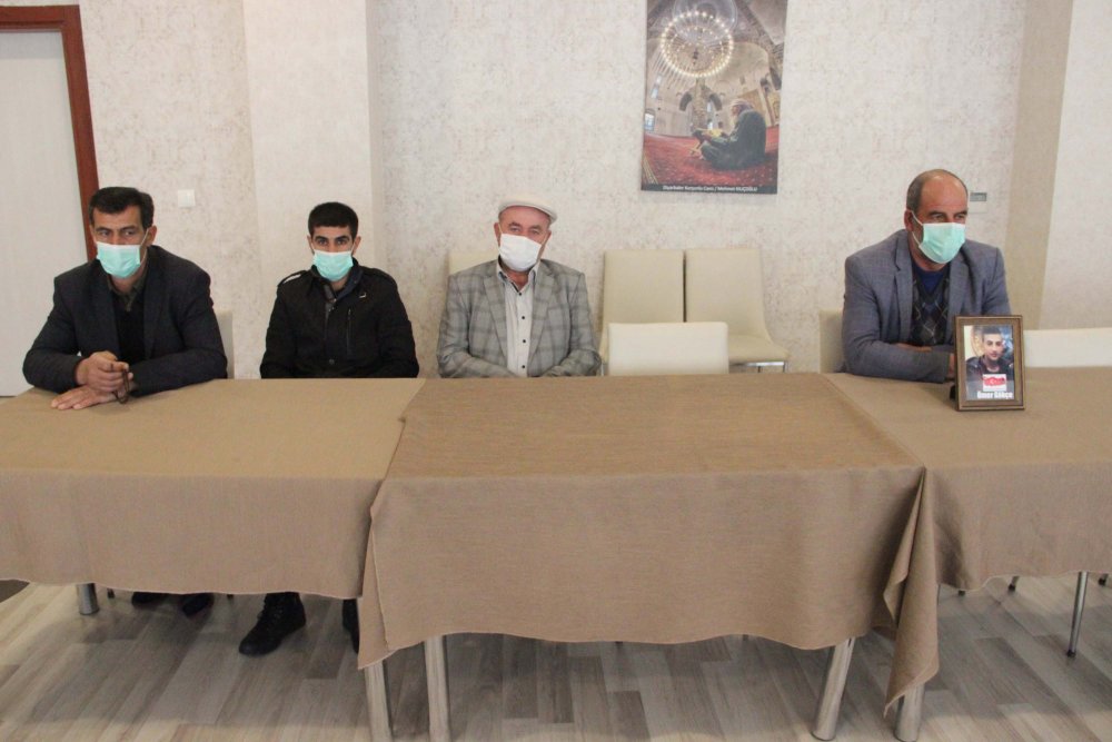 'Evlat nöbeti'ne, kısıtlamanın ikinci gününde kaldıkları otelde devam ettiler