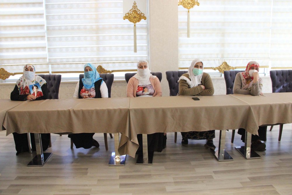 'Evlat nöbeti'ne, kısıtlamanın ikinci gününde kaldıkları otelde devam ettiler