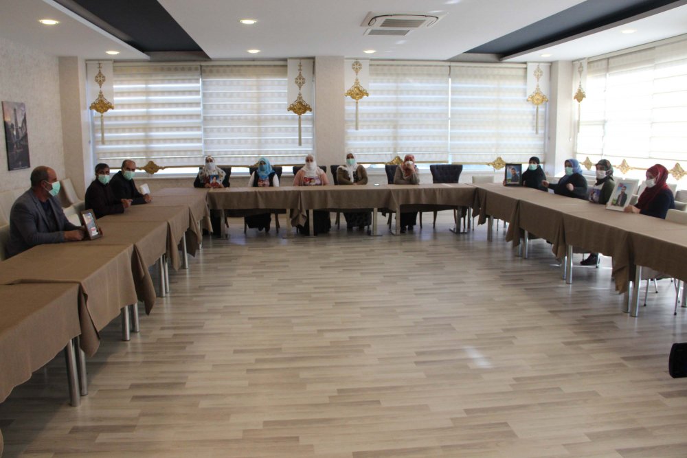 'Evlat nöbeti'ne, kısıtlamanın ikinci gününde kaldıkları otelde devam ettiler