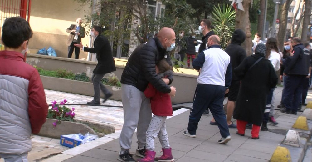 Kadıköy'de çıkan yangına kedinin devirdiği soba neden oldu iddiası