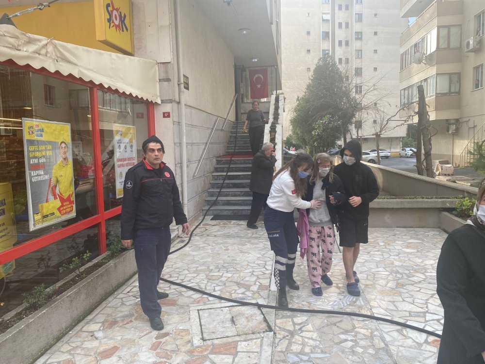 Kadıköy'de çıkan yangına kedinin devirdiği soba neden oldu iddiası