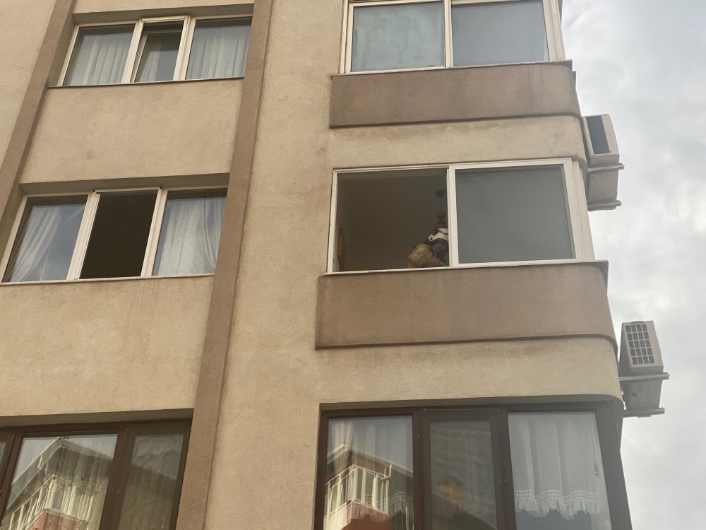 Kadıköy'de çıkan yangına kedinin devirdiği soba neden oldu iddiası