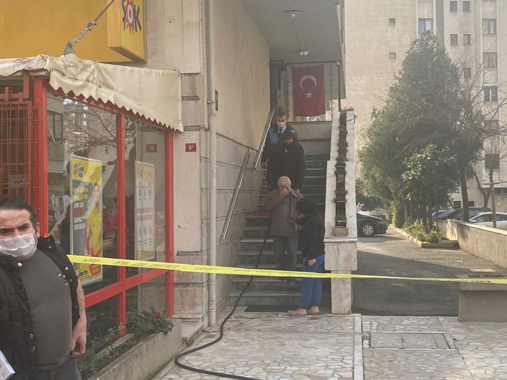 Kadıköy'de çıkan yangına kedinin devirdiği soba neden oldu iddiası