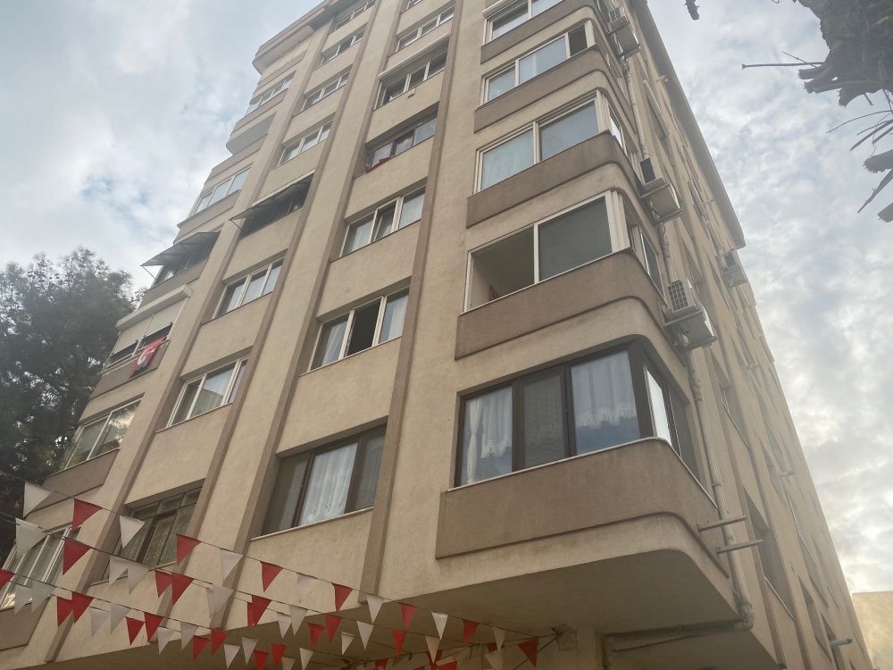 Kadıköy'de çıkan yangına kedinin devirdiği soba neden oldu iddiası