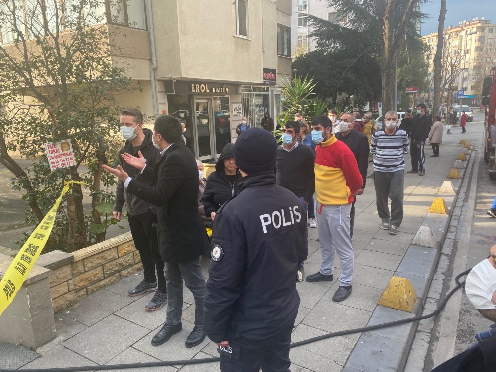 Kadıköy'de çıkan yangına kedinin devirdiği soba neden oldu iddiası