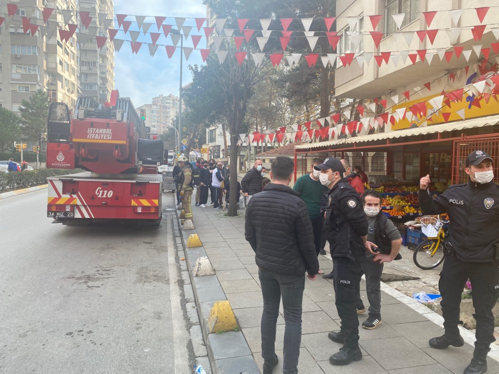Kadıköy'de çıkan yangına kedinin devirdiği soba neden oldu iddiası