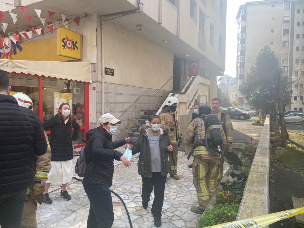 Kadıköy'de çıkan yangına kedinin devirdiği soba neden oldu iddiası