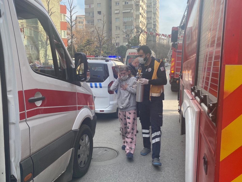 Kadıköy'de çıkan yangına kedinin devirdiği soba neden oldu iddiası