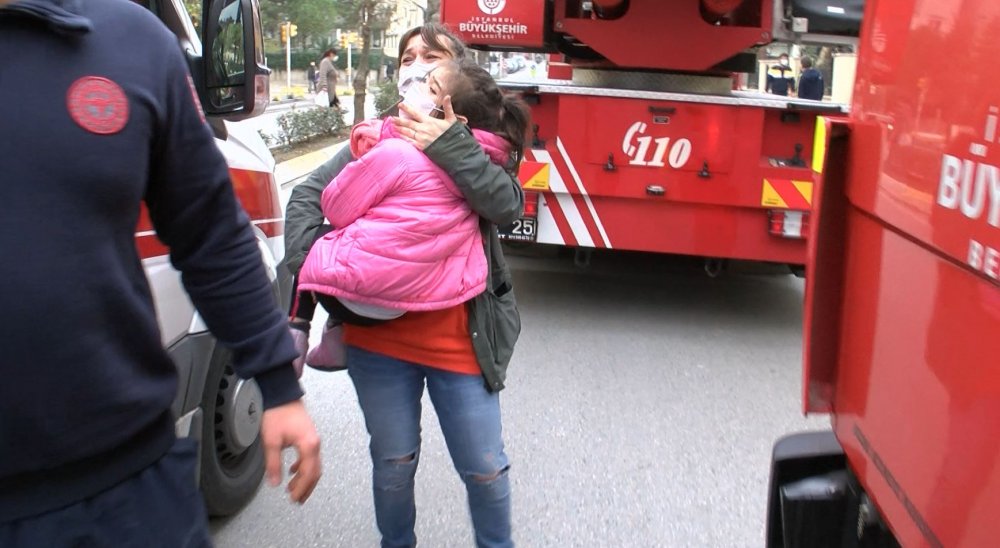 Kadıköy'de çıkan yangına kedinin devirdiği soba neden oldu iddiası