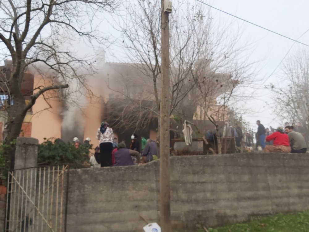 Kalorifer kazanını yakmak isterken yangın çıktı; anne- oğul yaralı, 3 inek öldü
