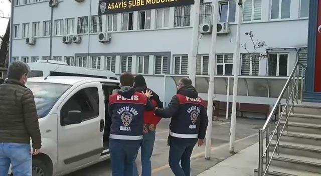 Kapkaç şüphelisi, kaçtığı araçtan tespit edilerek yakalandı