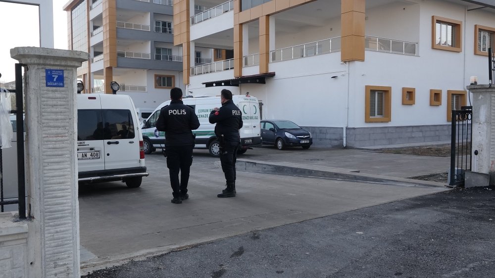 Karantinada kaldığı bina önünde ölü bulundu