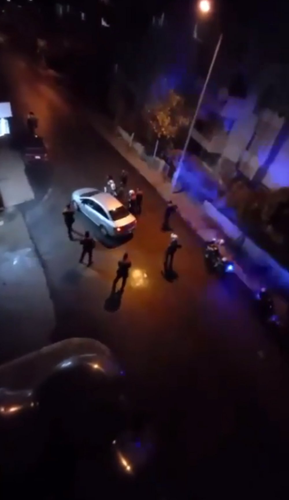 Kısıtlamada 2 sürücü, polisin üzerine araçlarını sürdü