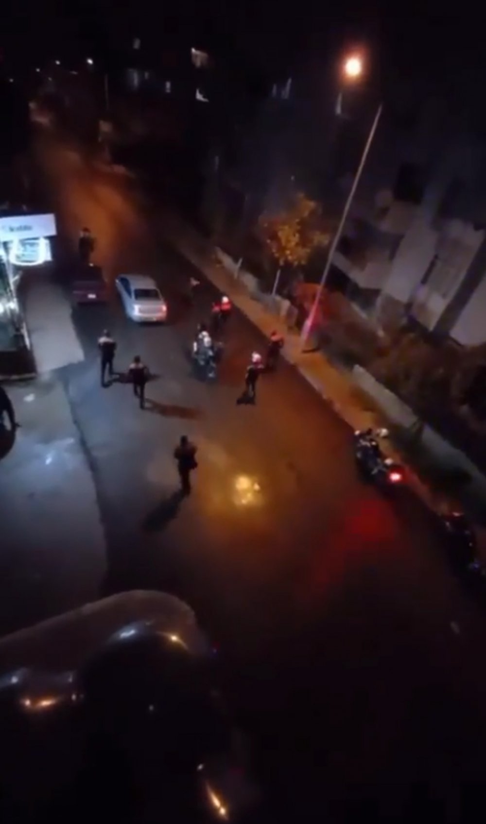 Kısıtlamada 2 sürücü, polisin üzerine araçlarını sürdü