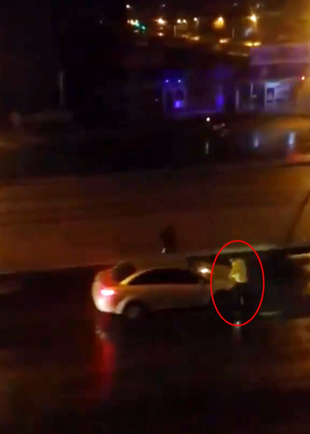 Kısıtlamada 2 sürücü, polisin üzerine araçlarını sürdü