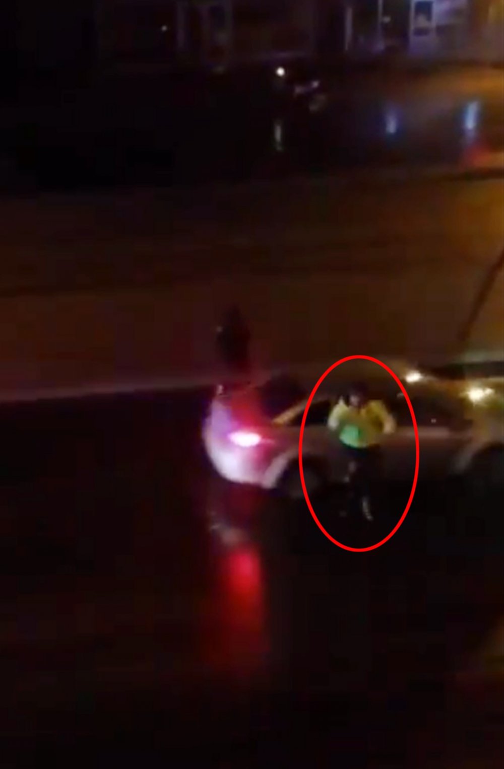 Kısıtlamada 2 sürücü, polisin üzerine araçlarını sürdü