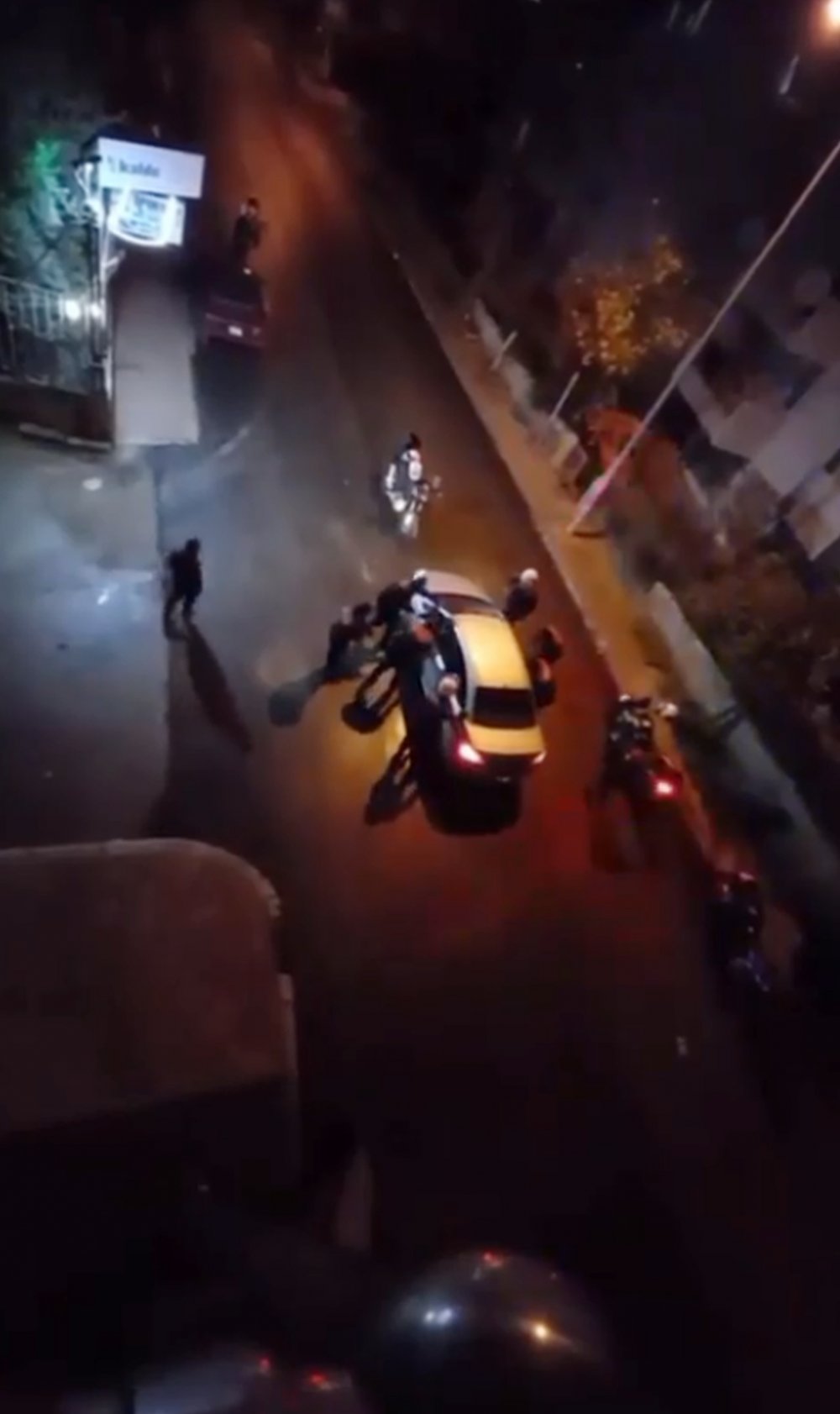 Kısıtlamada 2 sürücü, polisin üzerine araçlarını sürdü