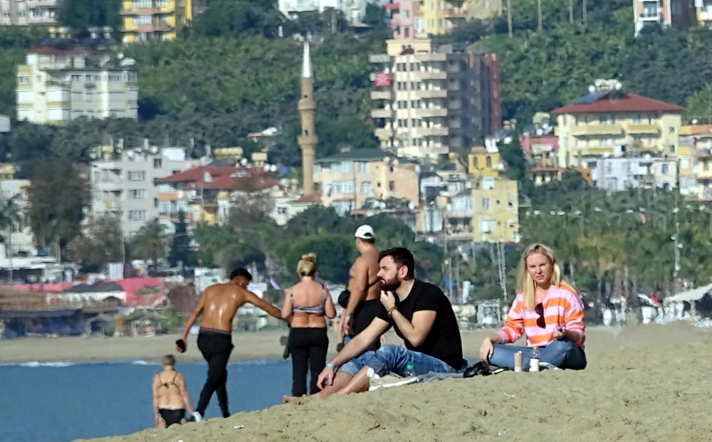 Kısıtlamadan muaf turistlerin deniz keyfi