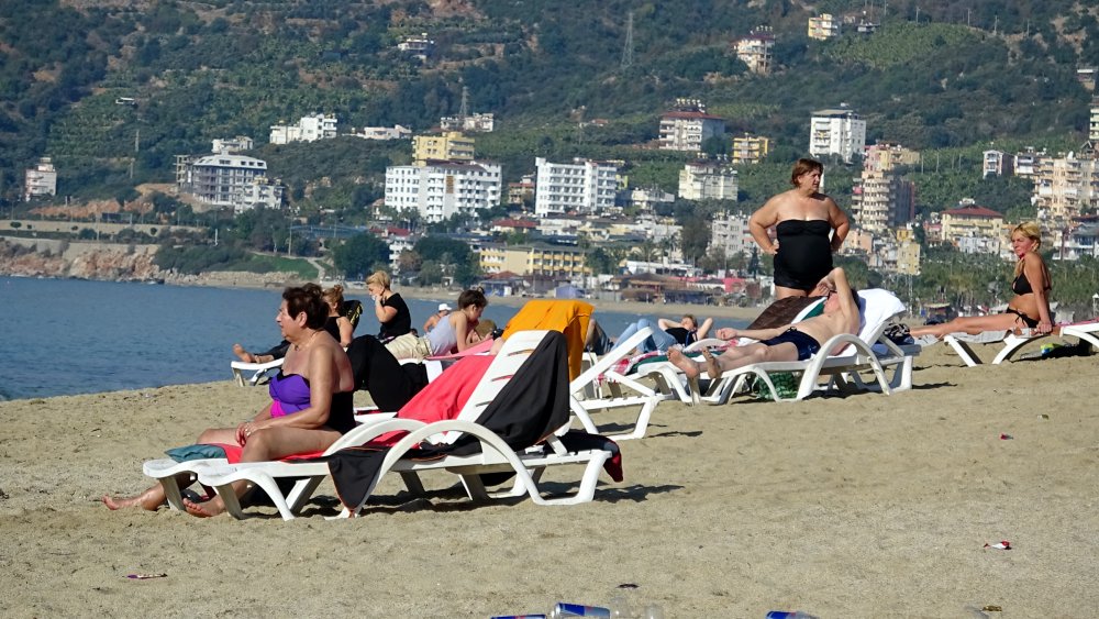Kısıtlamadan muaf turistlerin deniz keyfi