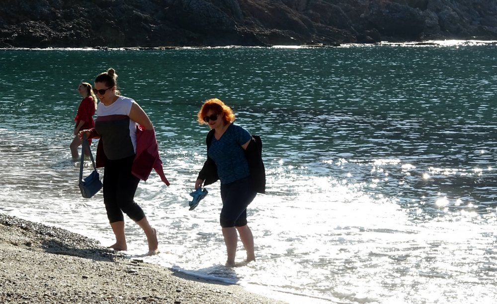 Kısıtlamadan muaf turistlerin deniz keyfi