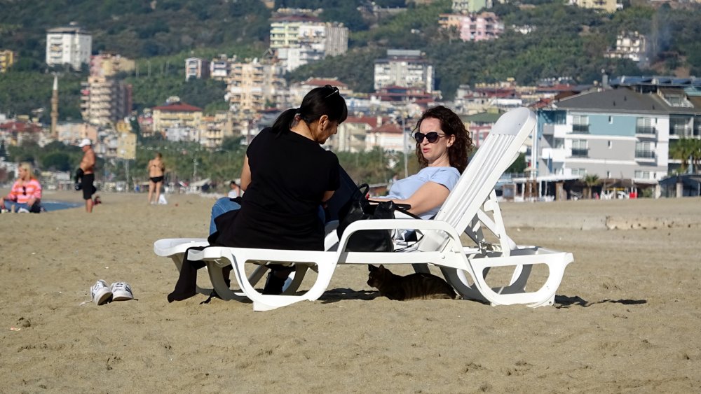 Kısıtlamadan muaf turistlerin deniz keyfi