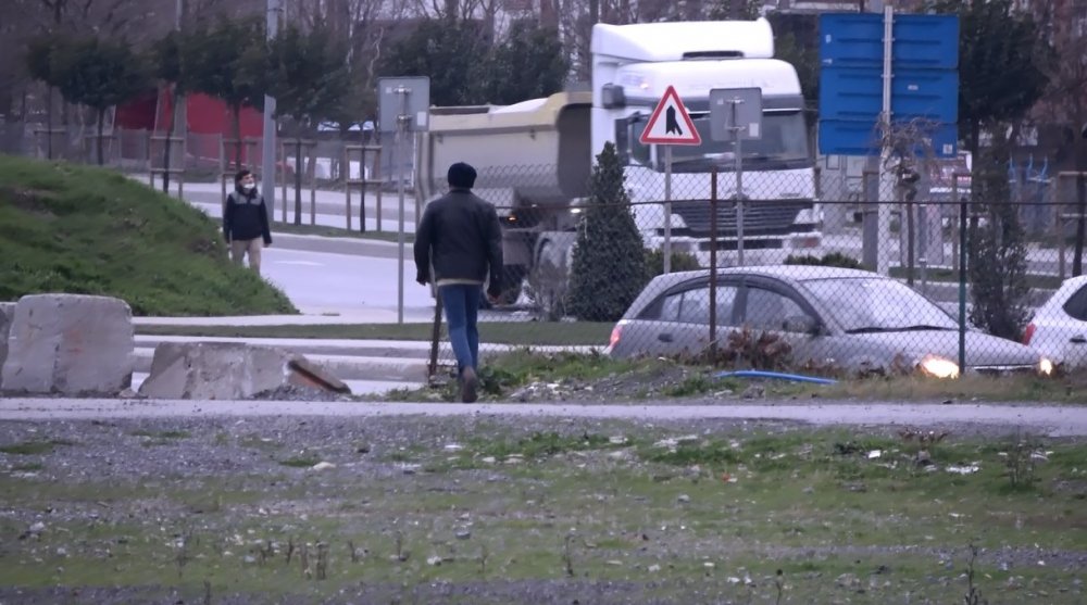 Kriket oynayan yabancı uyruklular böyle kaçtı