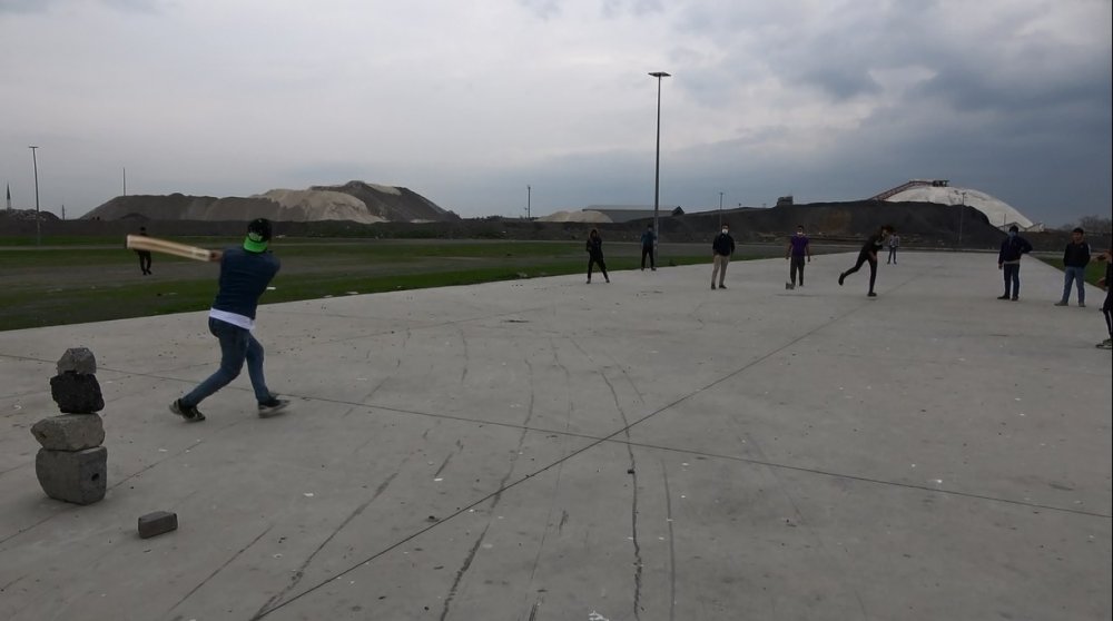 Kriket oynayan yabancı uyruklular böyle kaçtı