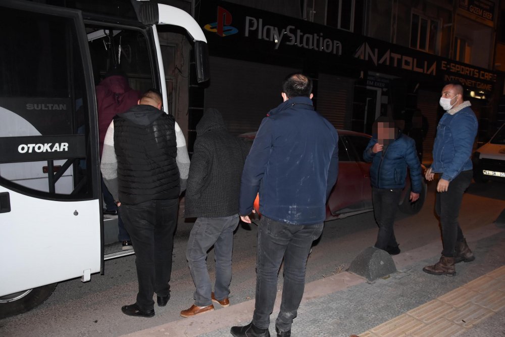 Kütahya'da kumar oynarken yakalanan 21 kişiye 66 bin TL ceza