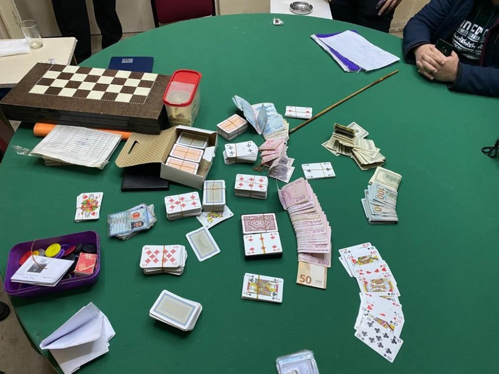 Kütahya'da kumar oynarken yakalanan 21 kişiye 66 bin TL ceza
