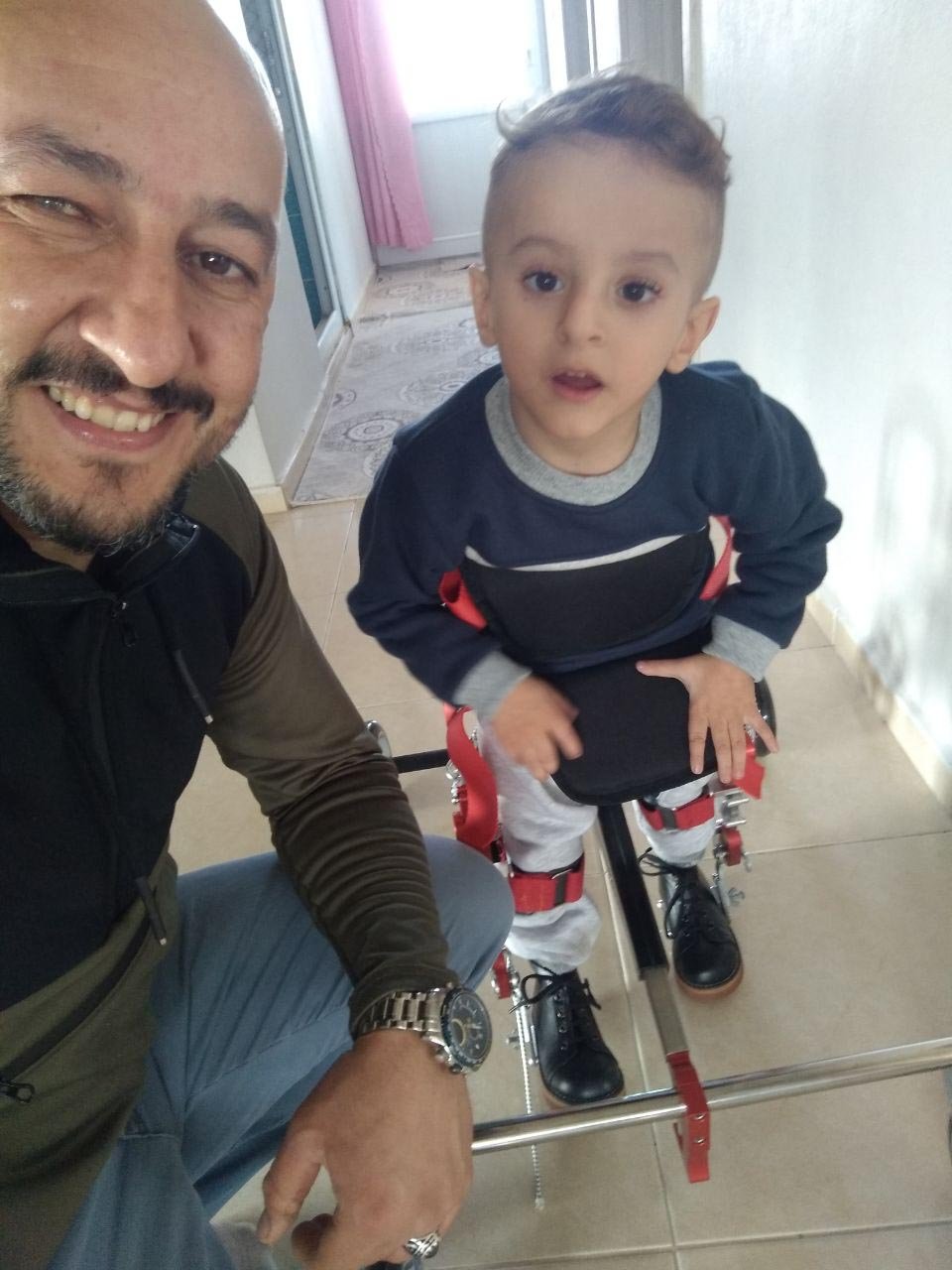Mardinli minik Harun’a özel yürüteci, Kocaeli’deki yardımseverler götürdü