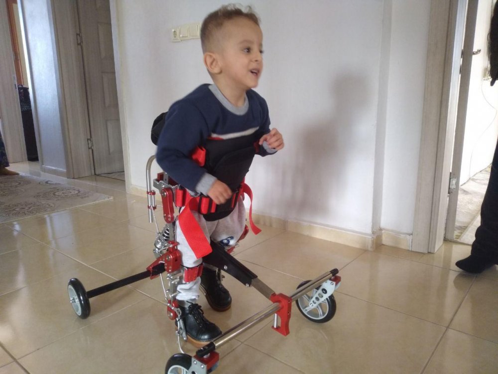 Mardinli minik Harun’a özel yürüteci, Kocaeli’deki yardımseverler götürdü