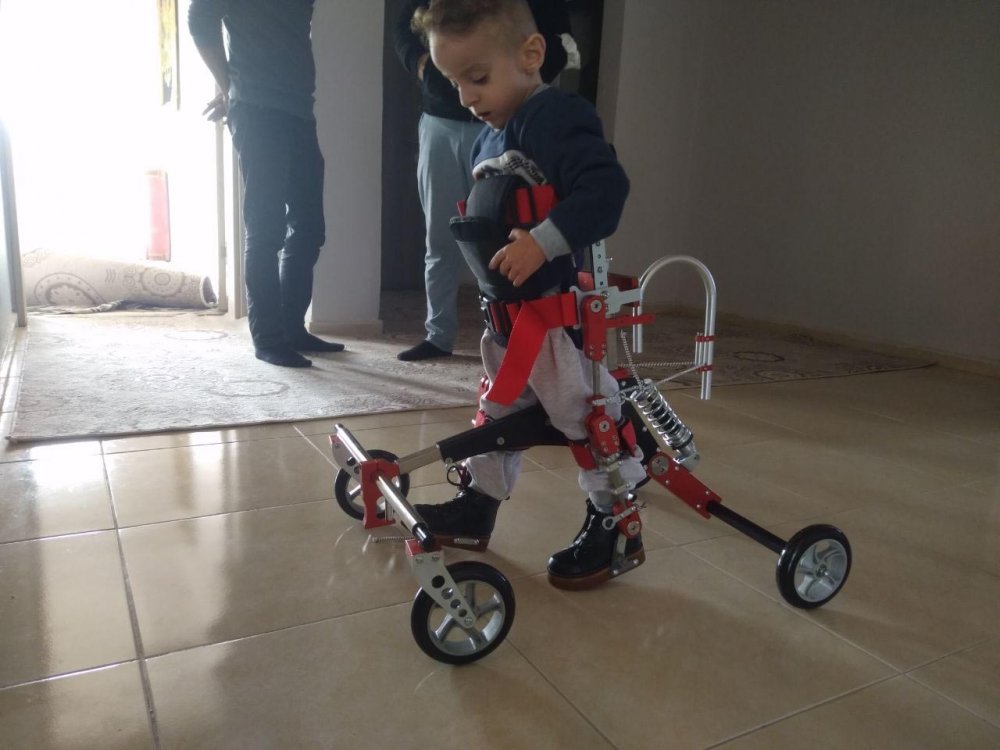 Mardinli minik Harun’a özel yürüteci, Kocaeli’deki yardımseverler götürdü
