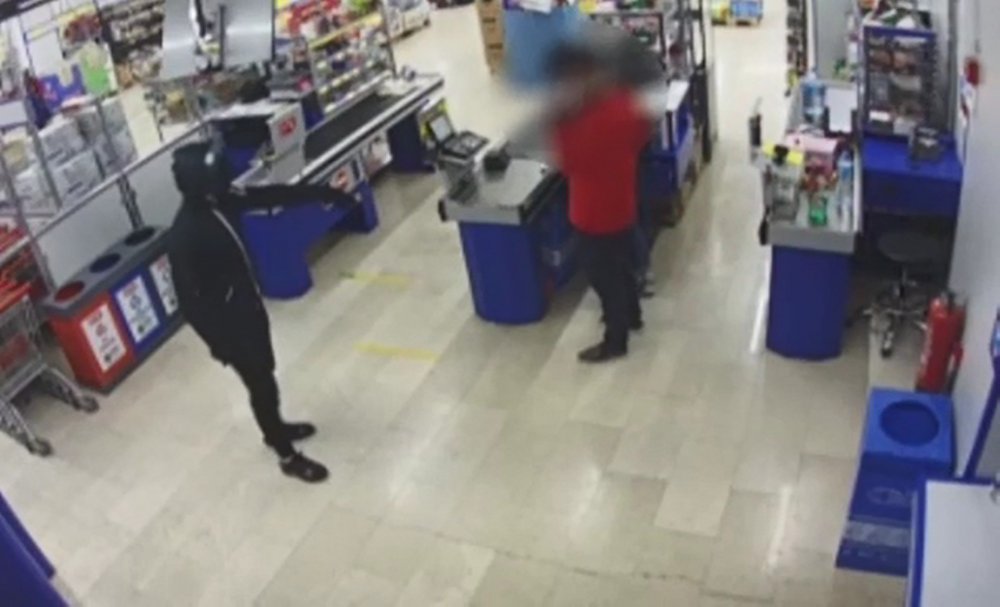 Market soyguncusu iki kardeş kamerada