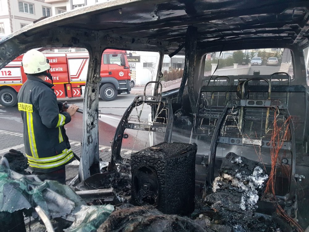 Minibüste soludukları çakmak gazı patlayan 3 kuzen yaralandı