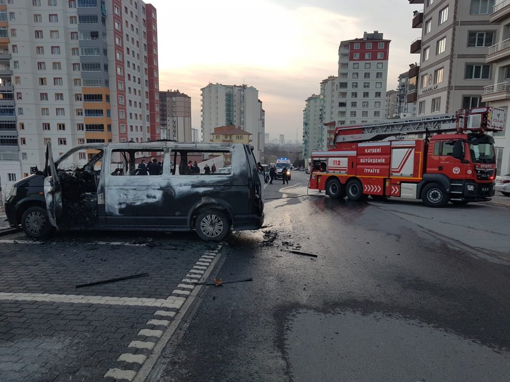 Minibüste soludukları çakmak gazı patlayan 3 kuzen yaralandı