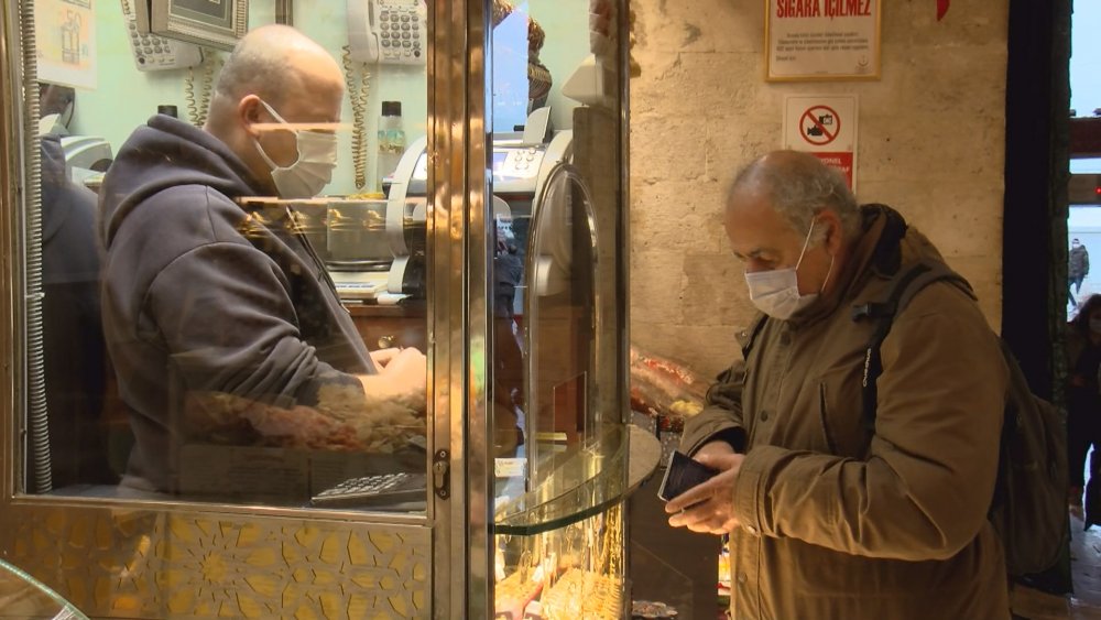 Mısır Çarşısı’nın 1 metrekarelik en küçük dükkanı...  25 yıldır burada çalışıyor