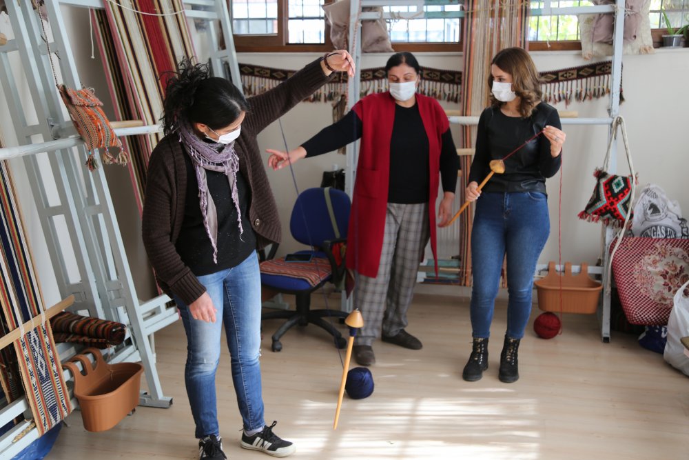 Ninelerinden öğrendiği 'cicim'i gençlere aktarıyor